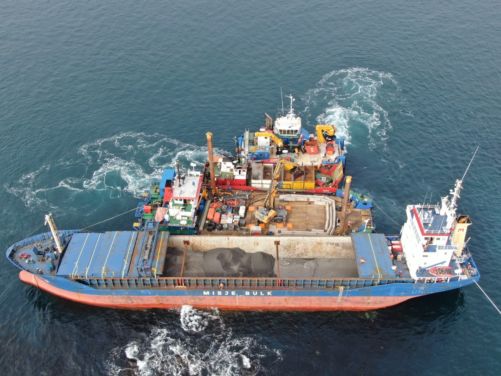 Misje Bulk cargo ship nested abeam another ship