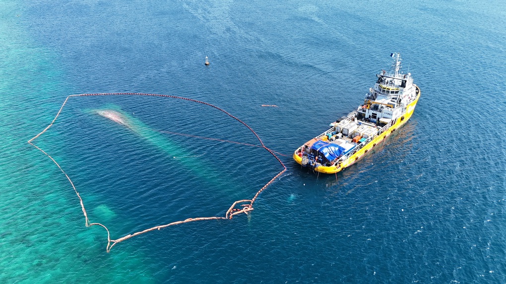 Fuel removal, cargo vessel